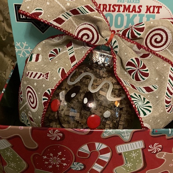 Gingerbread gift tin. Contains a gingerbread ornament and cookie decorating kit. - Picture 2 of 8